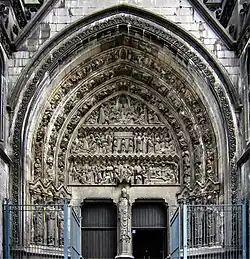 Photographie en couleurs du portail vu de face, du pied de la statue de saint Eubert à l'archivolte.