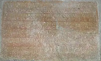 Sa pierre de dédicace.