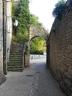 La porte du bas de la rue du Port.
