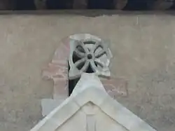 Croix antéfixe XIe, placée sur le pignon de l'église. Elle est constituée d'une seule pierre ajourée.