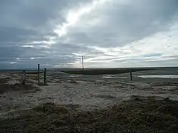Matérialisation de l'emprise de la Réserve naturelle. Zone protégée à droite, zone chassable à gauche.