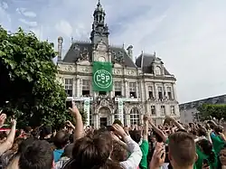 La foule réunie devant l'hôtel de ville de Limoges ou l'équipe du Limoges CSP présente le trophée de champion de France de basket-ball 2014.
