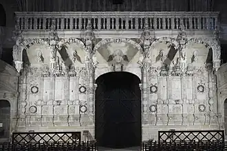 Jubé, 1530, déplacé au fond de la nef.