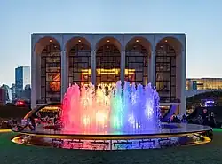 Le Lincoln Center for the Performing Arts illuminé pour la marche des fiertés de New York. Juin 2021.