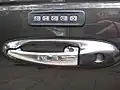 Poignée de porte extérieure d'une Lincoln Town Car de 1998, dotée d'une serrure numérique.