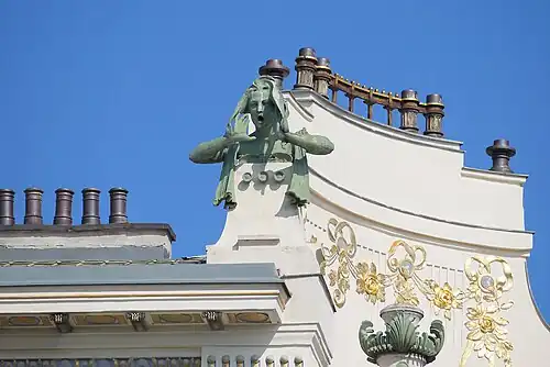 Statue de Crieuse et pignon.