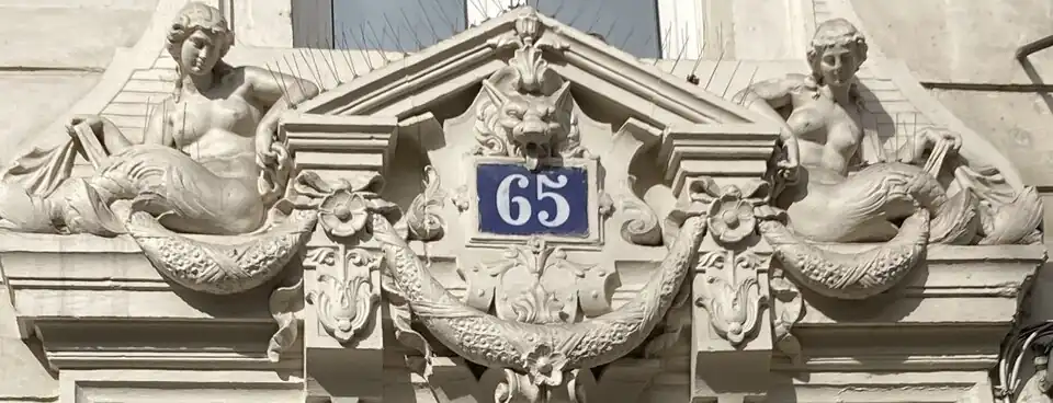 Linteau de porte, avec deux sirènes au no&nbsp;65.