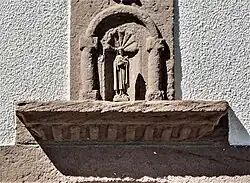 Linteau de porte ouvragé, à Saint-Jean-du-Marché.