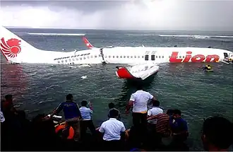 L'épave du Boeing 737-800 de Lion Air, après l'amerrissage du vol 904.