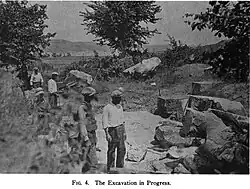 Premières fouilles pour rechercher les parties éparses du lion.