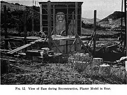 Construction du piédestal, en 1937, avec en arrière-plan, le modèle en plâtre du lion.