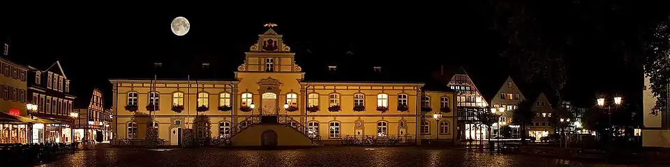 Hôtel de ville en septembre 2015, de nuit ; à gauche Lange Straße, à droite Rathausstraße