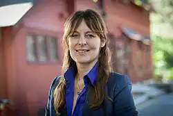 Lisa Kaltenegger debout devant un bâtiment.