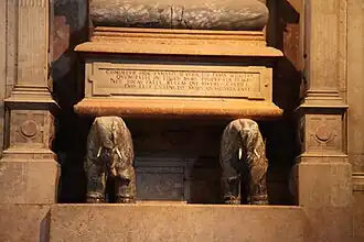 Tombeau présumé de Sébastien Ier. Les premiers mots de l'inscription latine disent : « Dans ce tombeau est enterré Sébastien, si la rumeur est vraie ».