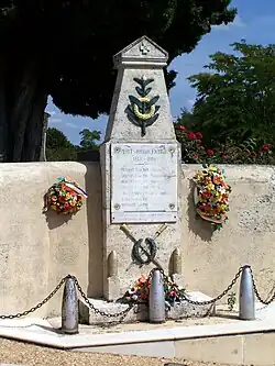 Le monument aux morts contre le mur du cimetière (août&nbsp;2012).