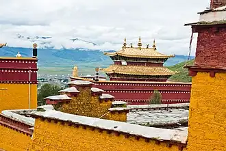 Vue du monastère depuis l'arrière et l’extérieur du mur d'enceinte.