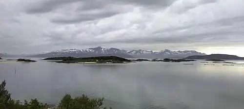 Litje-Sommarøya (Lille-Sommarøya) avec en arrière plan Senja.