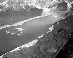 Vue aérienne de la baie Lituya marquée par le passage du tsunami parti du fond de la baie, au niveau du glacier.
