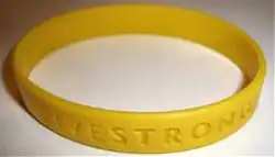 Le Livestrong wristband, le populaire bracelet de la fondation de Lance Armstrong.