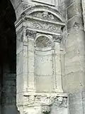 Niche à droite du portail.