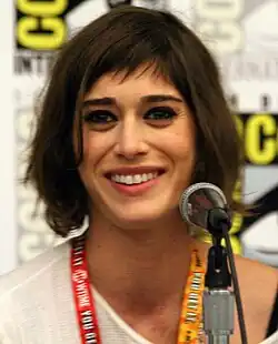 Lizzy Caplan interprète Casey Klein.