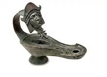 Lampe en bronze trouvée sur le site.