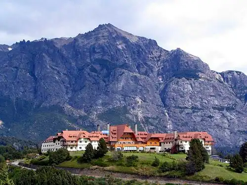 Vue de l'hôtel Llao Llao près de Bariloche, avec le Cerro López à l'arrière-plan (2&nbsp;075&nbsp;mètres).