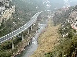 Le fleuve Llobregat, et importante voie de communication, route C55 à Olesa de Montserrat.