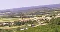 Loarre 15 Le village vu depuis la route qui mène au château.
