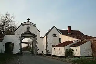 La porte d'enceinte de l'ancienne abbaye Saint-Pierre de Lobbes en 2009, située à Lobbes dans la province de Hainaut.