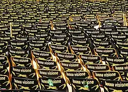 Chaises sur la Piazza Grande&nbsp;(it).