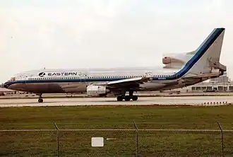 N334EA, l'appareil impliqué, ici à l'aéroport international de Miami en mai 1990, sept ans après l'incident.