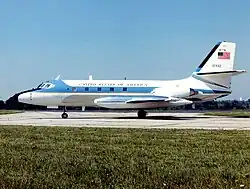 Avion blanc et bleu vu de côté.