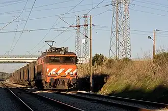 CP 2607 en tête d'un train de marchandises.