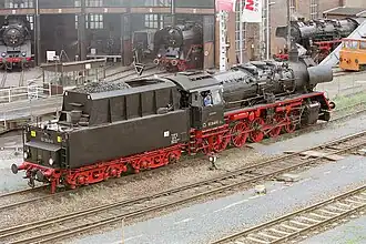 La locomotive allemande BR 50 50 3648-8 et son tender de 26&nbsp;m3.