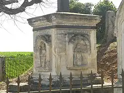 ...et son socle orné.