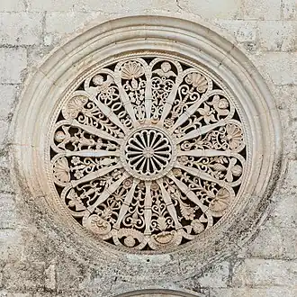 Rosace sur la façade de l'église de la Madonna della Greca.