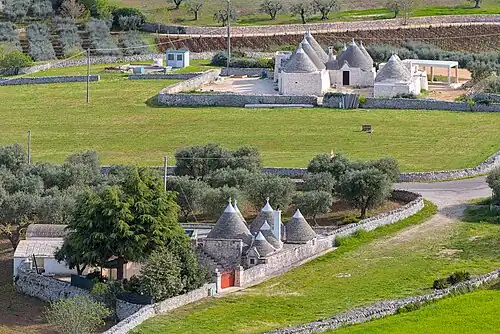 Trulli contemporains vus depuis la Villa Comunale de Locorotondo.
