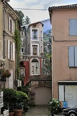 Façade en trompe-l'œil.