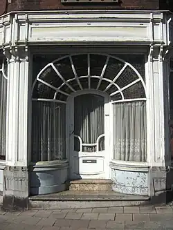 Place du Chenois. Maison du début du XXe&nbsp;siècle ayant conservé une belle devanture et une façade de style Art nouveau.