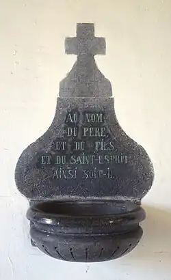 Bénitier avec les paroles du signe de croix.
