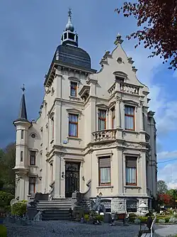 Château Goffart à la chaussée de Châtelet. Un exemple de château d'industriel du pays de Charleroi. Construit en 1917 à l'emplacement de la verrerie Martin.