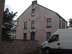 Bâtiment avec les ancres marquant la date 1846 et les initiales du constructeur.