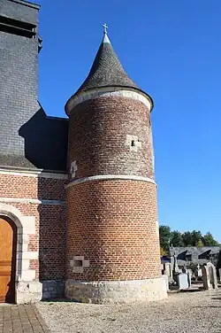 L'unique tour sud percée de meurtrières.