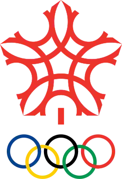 Emblème des Jeux, qui représente un flocon de neige rouge stylisé, avec les anneaux olympiques