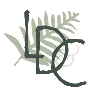 Lettres vertes «&nbsp;LDC&nbsp;» en diagonale sur une feuille de fougère vert claire.