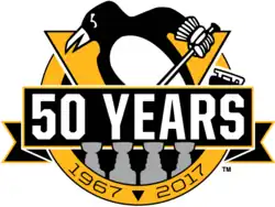 logo des Penguins présentant le manchot qui patine derrière une banderole avec écrit dessus 50 years.