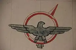 Dessin stylisé d'un aigle aux ailes étendues.