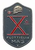 Plaque de manche de la Decima Flottiglia MAS, arborant son symbole d'un crâne avec une rose entre les dents, référence au commandant Todaro qui estimait que la mort au combat est une belle chose parfumée comme une rose.