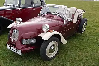 Une 2&nbsp;CV Lomax&nbsp;(en) à trois roues.